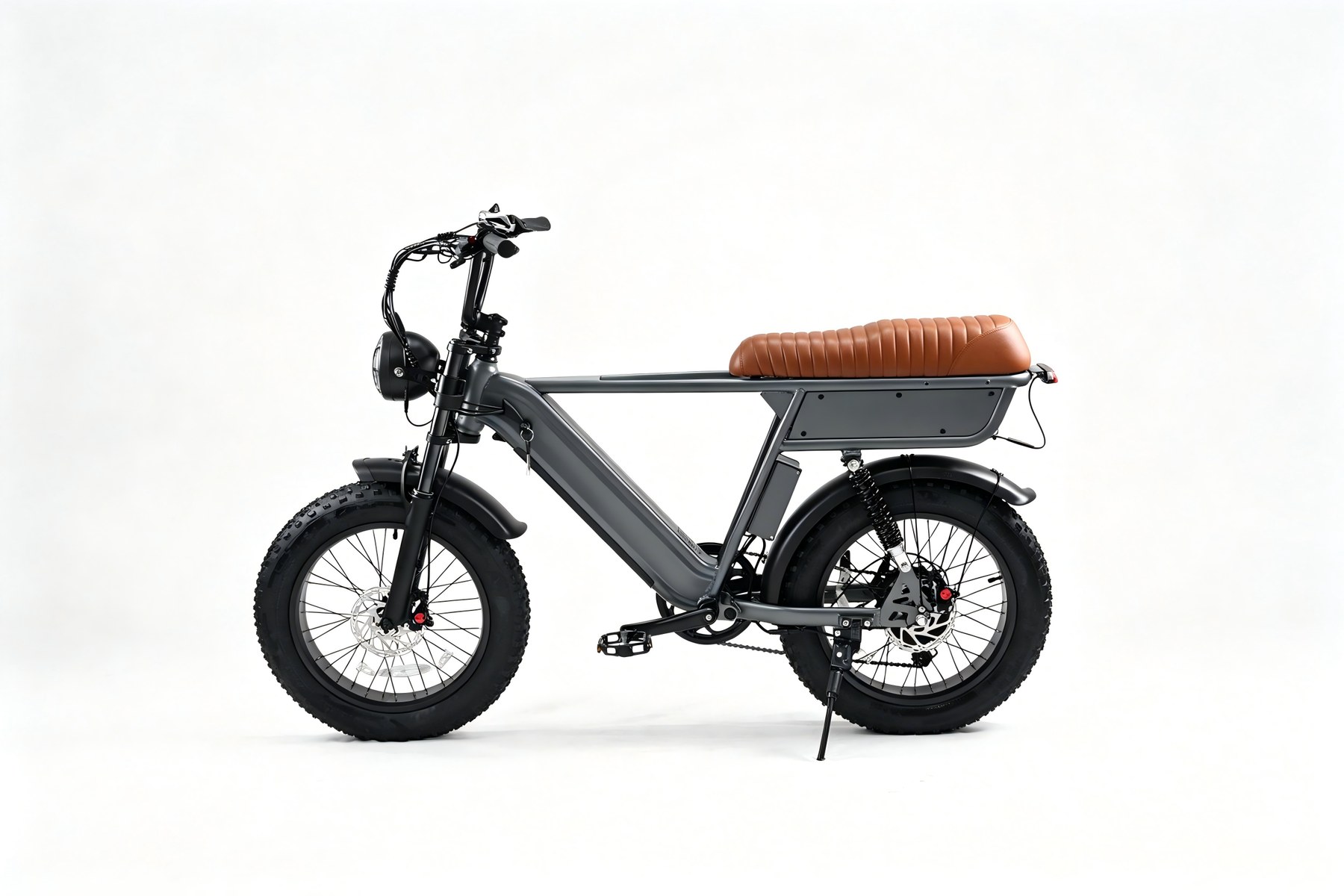 Ravlo — Grey / brown saddle